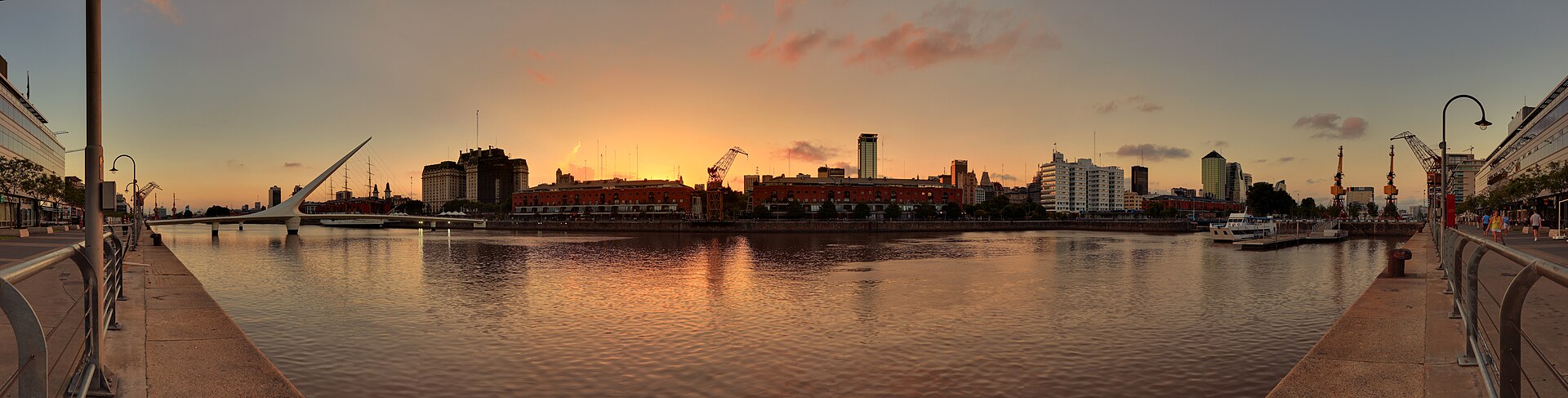 Puerto Madero ao anoitecer