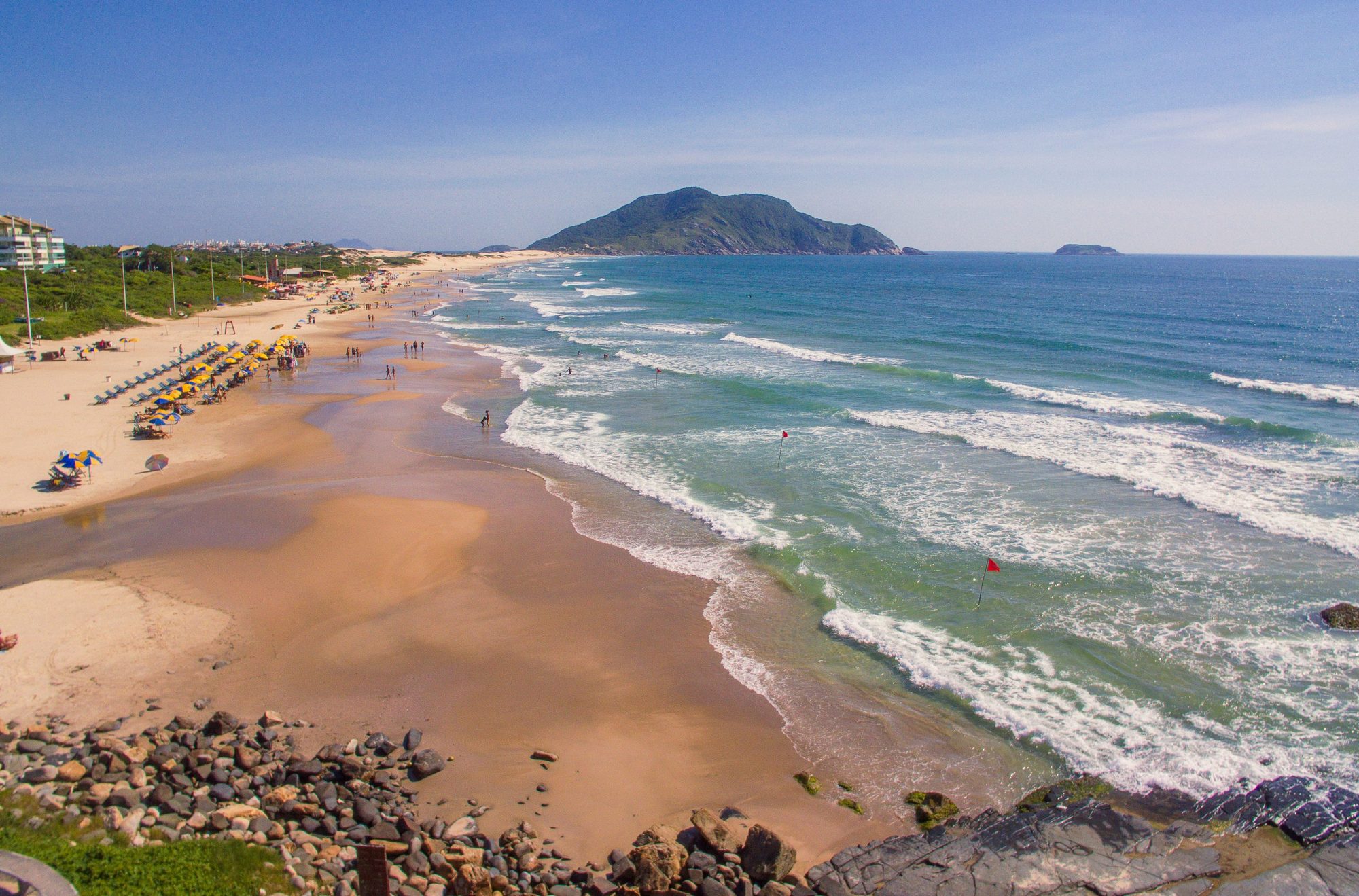 Praia do Santinho com areia clara e mar azul em Florianópolis