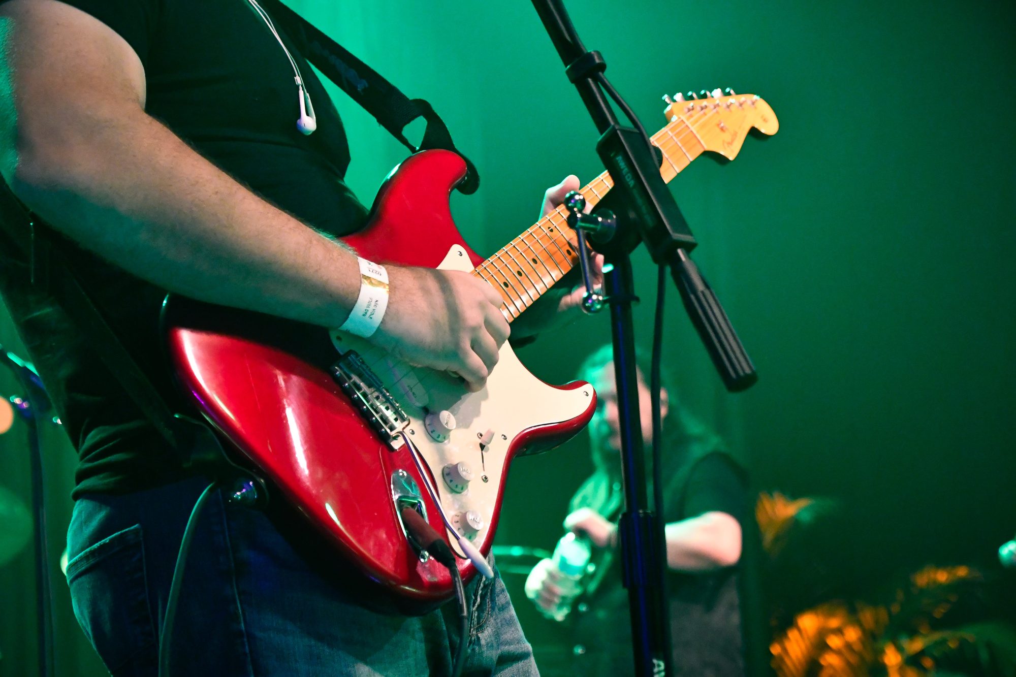 Guitarrista tocando durante apresentação do Rock Weekend