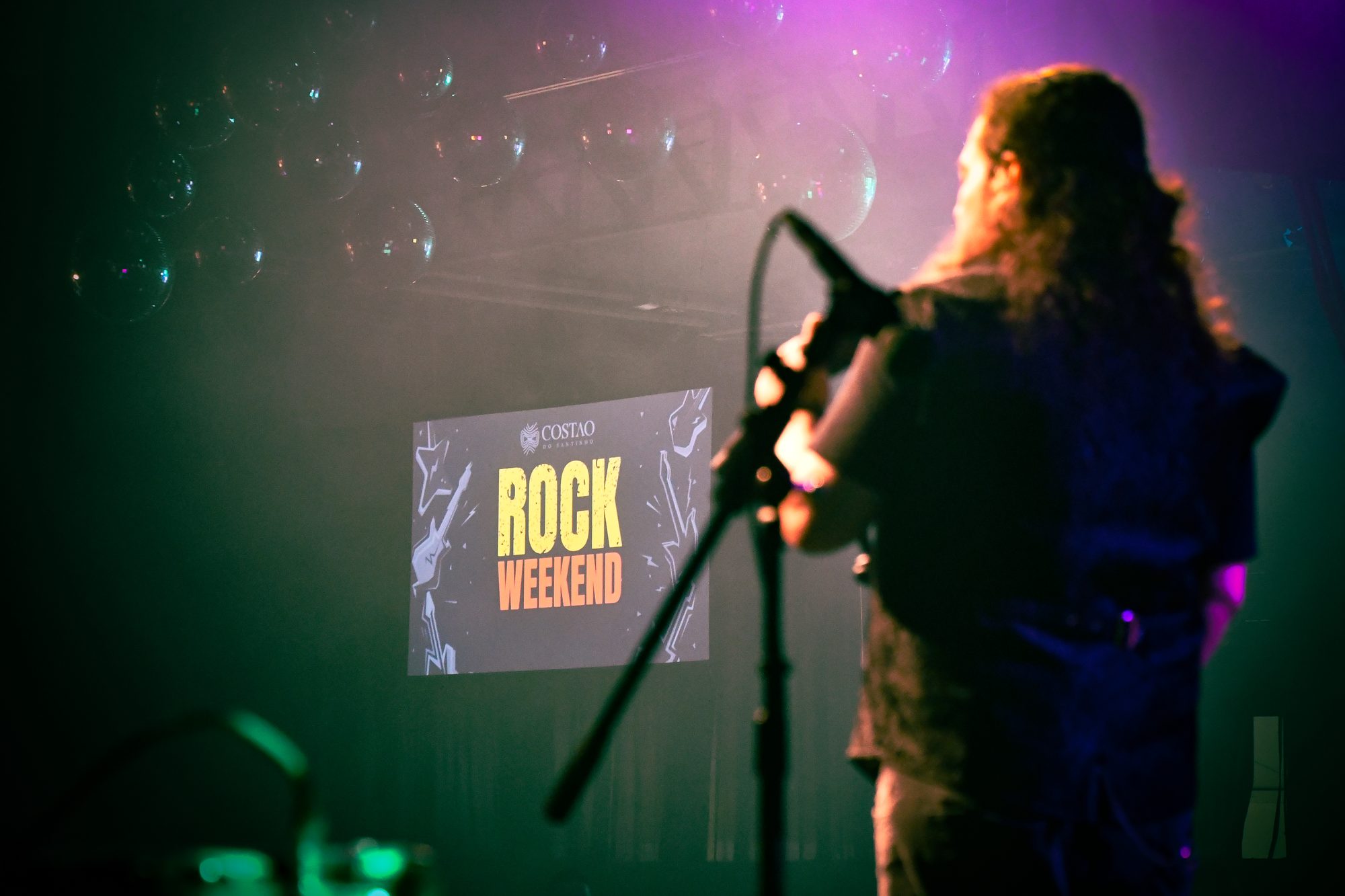 Telão com a marca Rock Weekend do Costão do Santinho durante o show