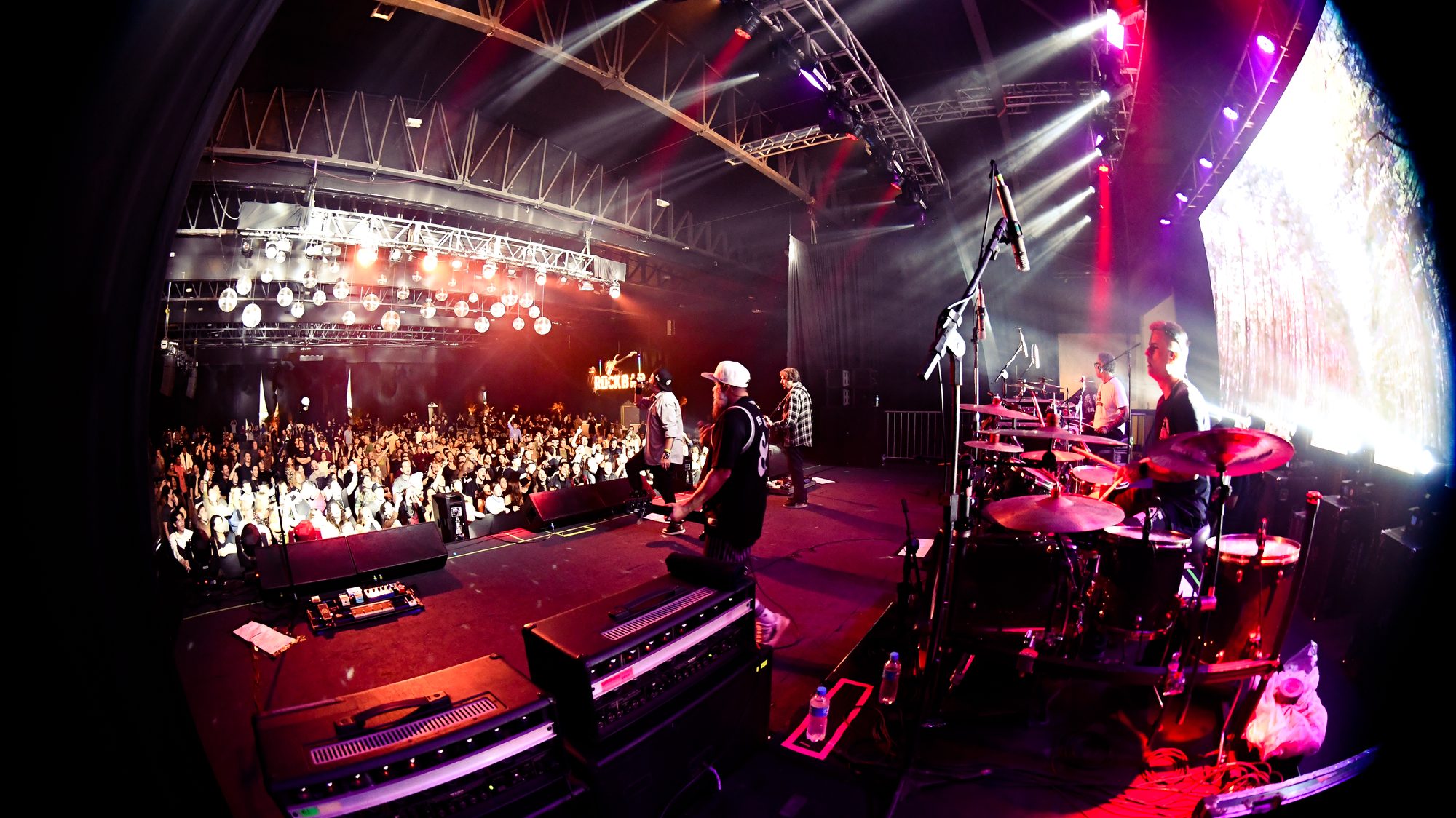 Palco e plateia lotada durante show do Rock Weekend no Costão do Santinho