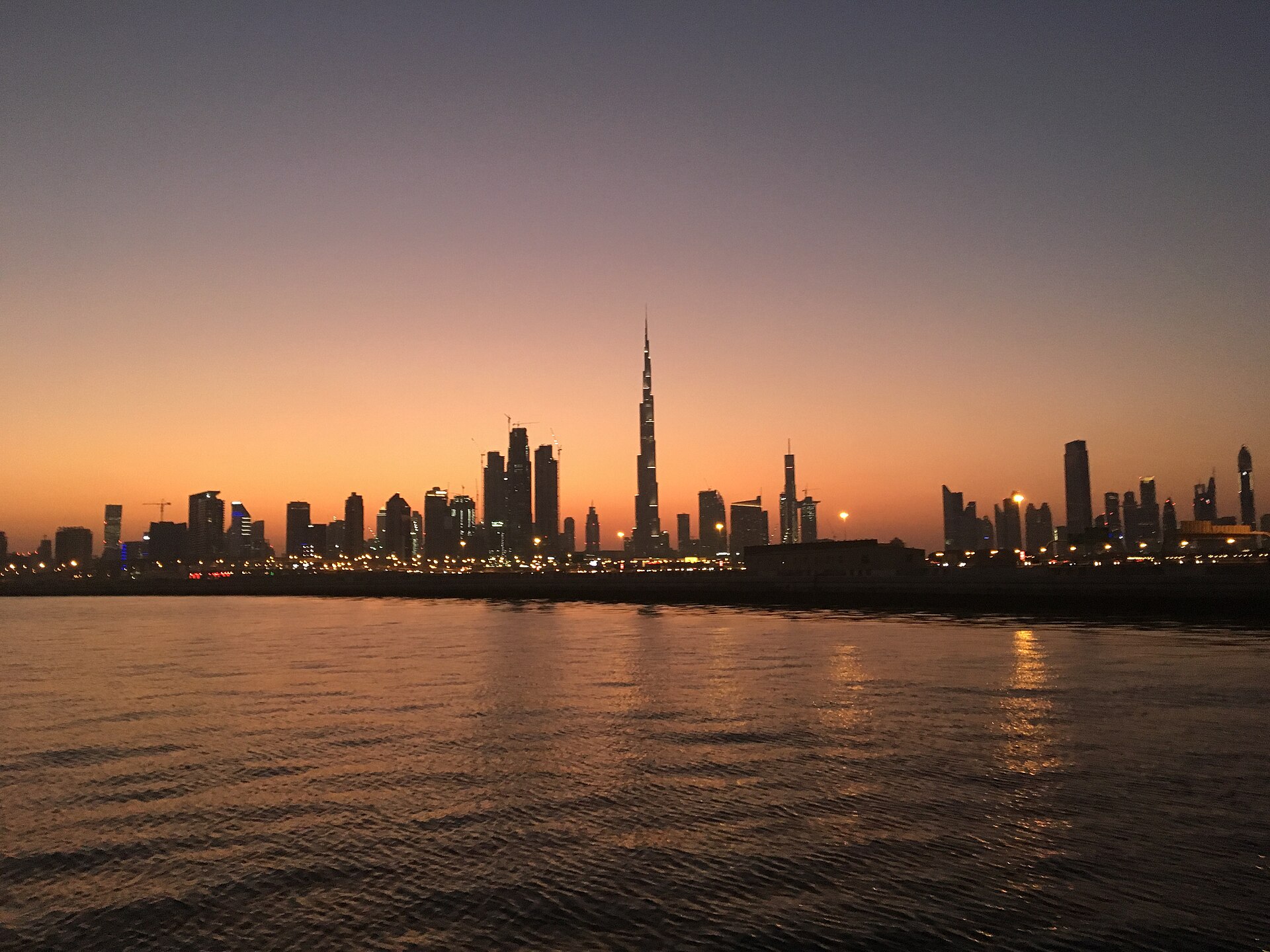 Burj Khalifa recortado no céu laranja do pôr do sol em Dubai