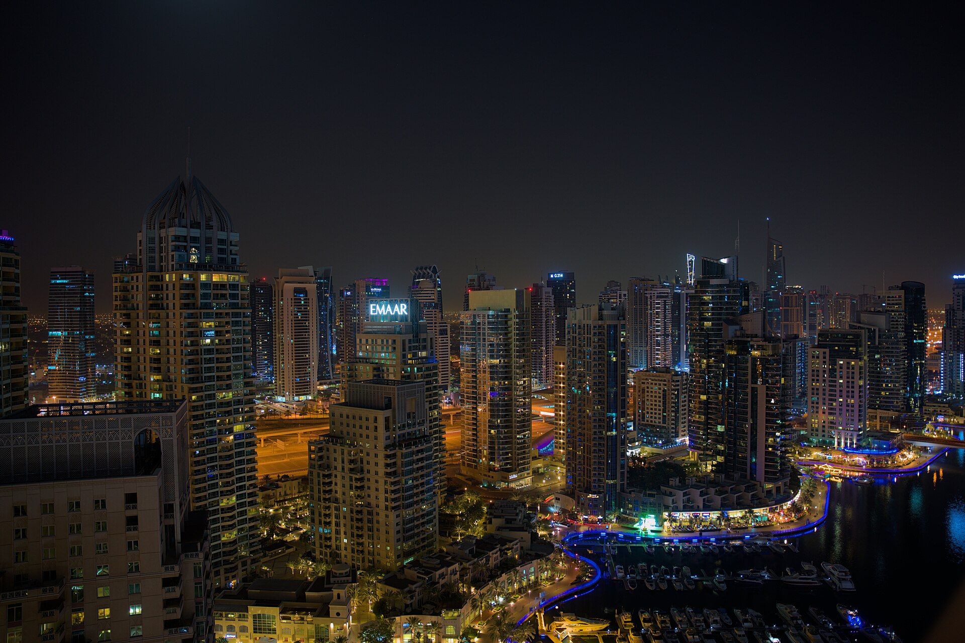 Torres iluminadas e iates da Dubai Marina vistos do alto à noite