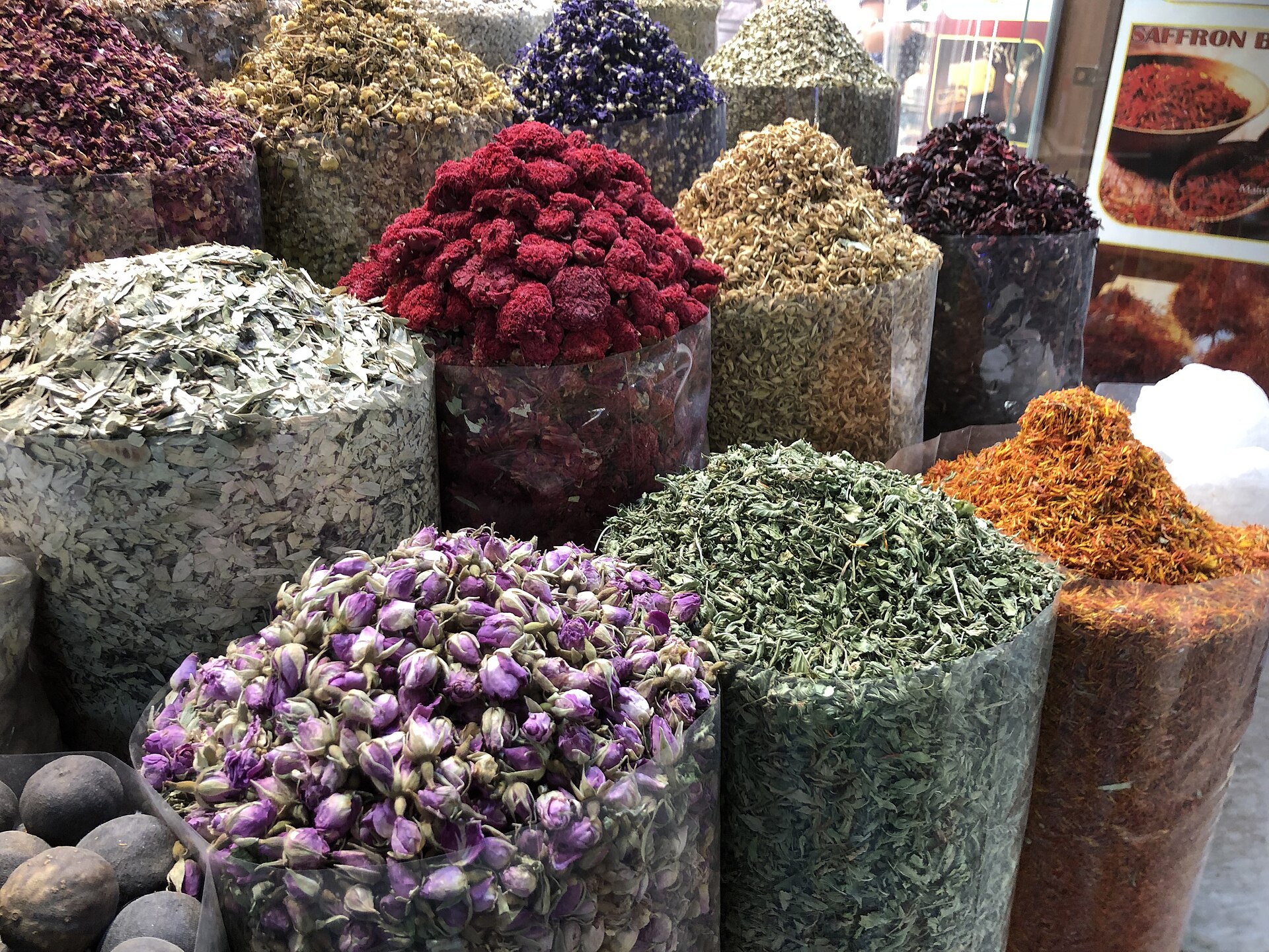 Especiarias coloridas expostas no Souk das Especiarias de Dubai