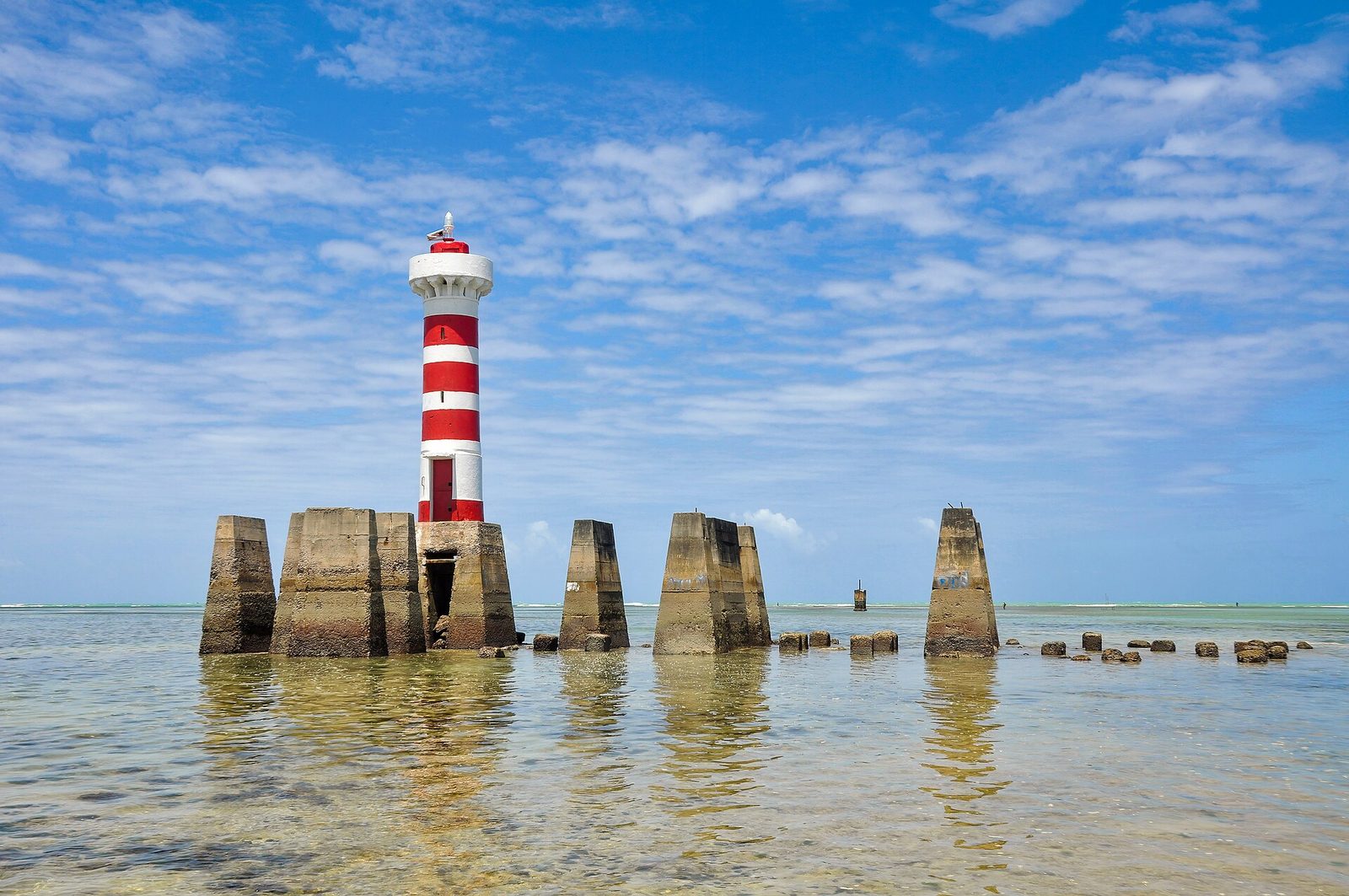 Farol da Ponta Verde em meio ao mar calmo de Maceió