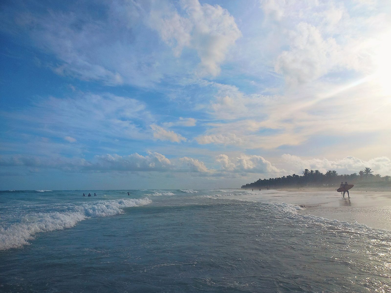 Ondas e faixa de areia na Praia do Francês, em Alagoas