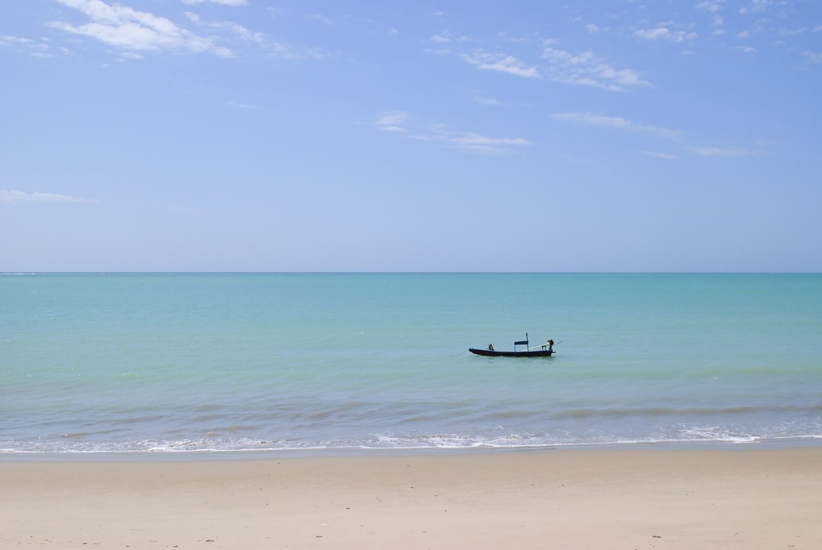 Jangada de pescador sobre o mar turquesa de Maceió
