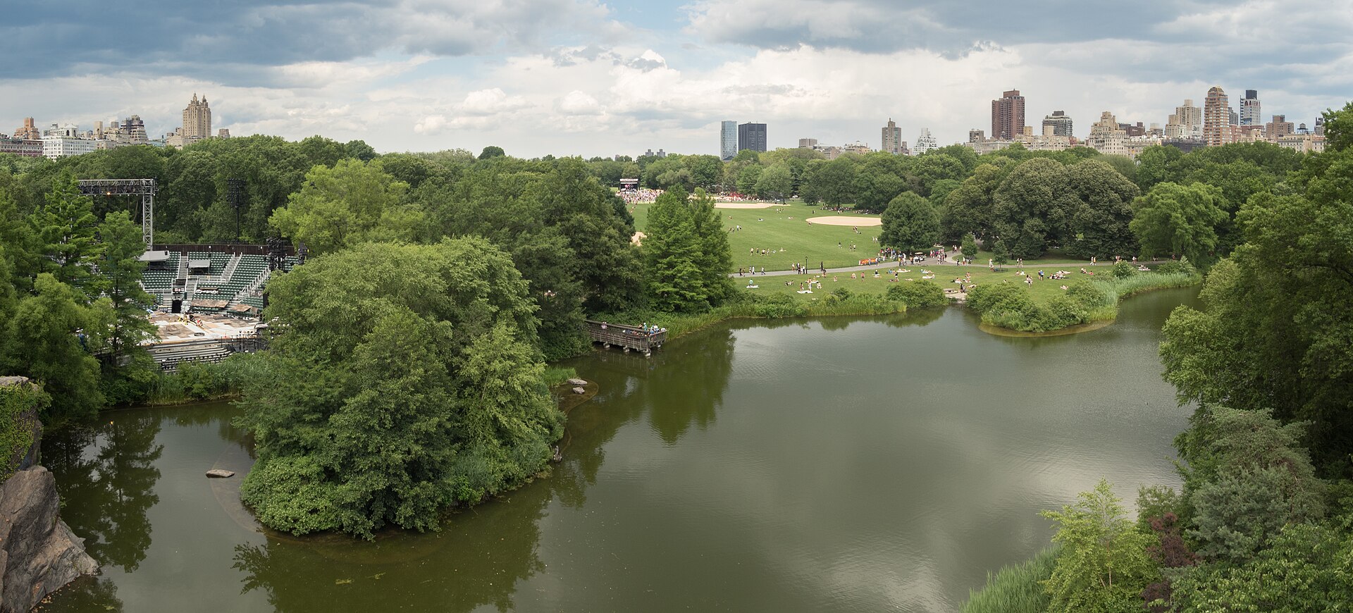 Lago do Central Park com arranha-céus ao fundo
