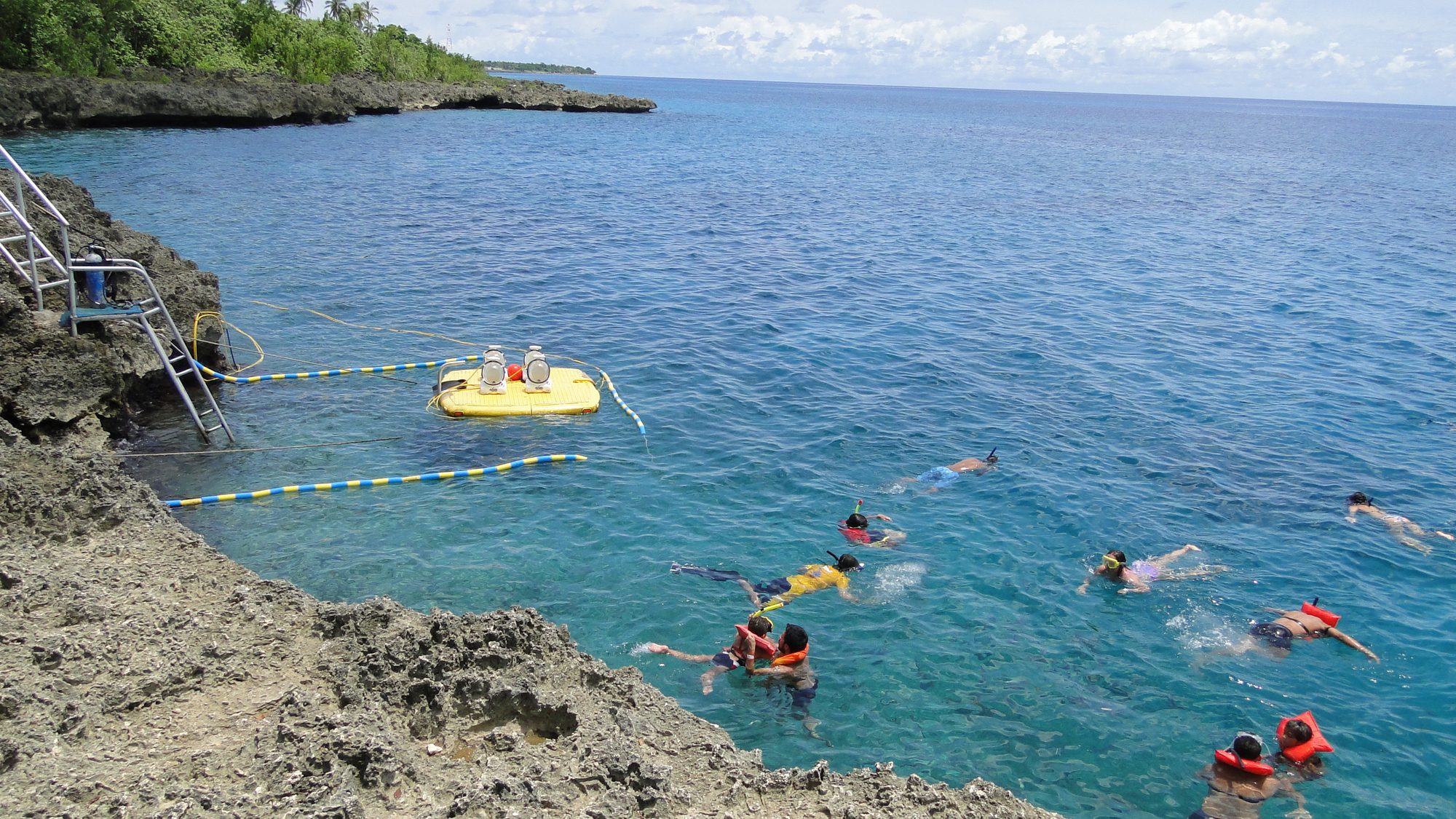 La Piscinita em San Andrés com visitantes mergulhando